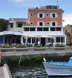 Hotel Ristorante Crescenzo a Procida. Procida. Marina Chiaiolella.