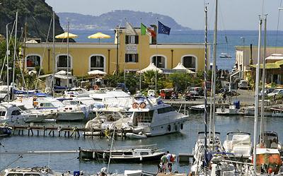 A Procida su Marina Chiaiolella.